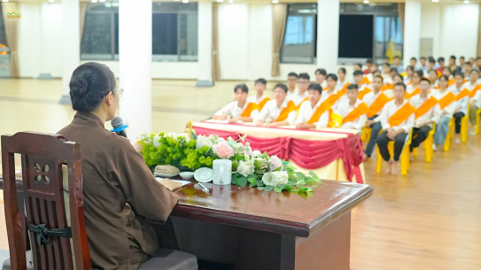 Cô chủ nhiệm Phạm Thị Yến chia sẻ và giải đáp thắc mắc cho các bạn khóa sinh CLB La Hầu La