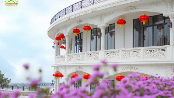 Hàng trăm đèn lồng rực rỡ chào xuân Tân Sửu trên non thiêng Ba Vàng