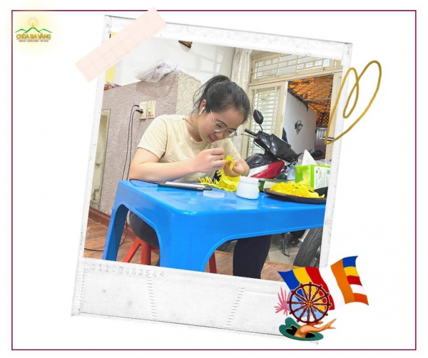 Chị Nguyễn Thị Ngọc Minh rất tỉ mỉ trong quá trình làm những cánh hoa cúc vàng