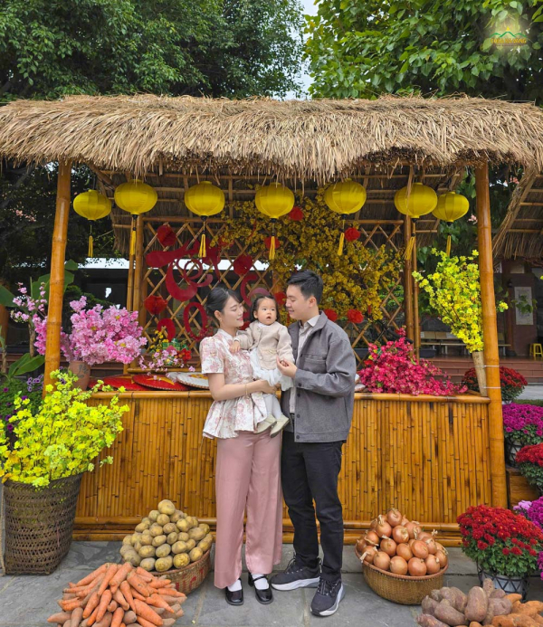 Gia đình anh Đăng chụp hình lưu niệm tại chùa Ba Vàng