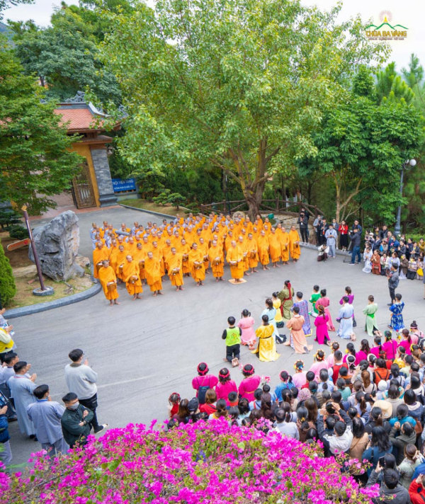 Nhân kỷ niệm 764 năm ngày sinh Phật hoàng Trần Nhân Tông, nhân dân và Phật tử thập phương đã cầu thỉnh Sư Phụ Thích Trúc Thái Minh cùng chư Tăng Ni chùa Ba Vàng thọ nhận sự đặt bát cúng dường
