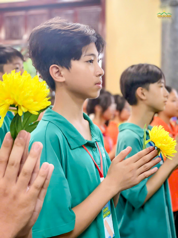 Ánh Dương dâng hoa tri ân các Anh hùng Liệt sĩ