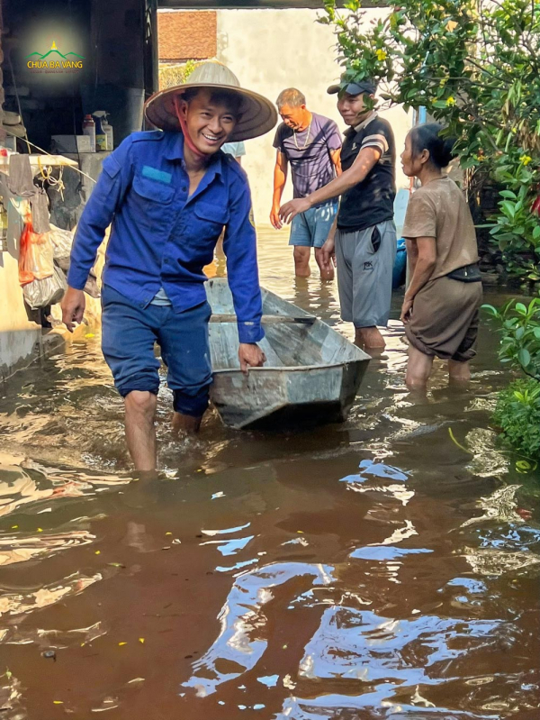 Nghe tin nước dâng, các đạo hữu đã nhanh chóng có mặt , cùng nhau mang thuyền đến hỗ trợ vận chuyển thóc, gạo.