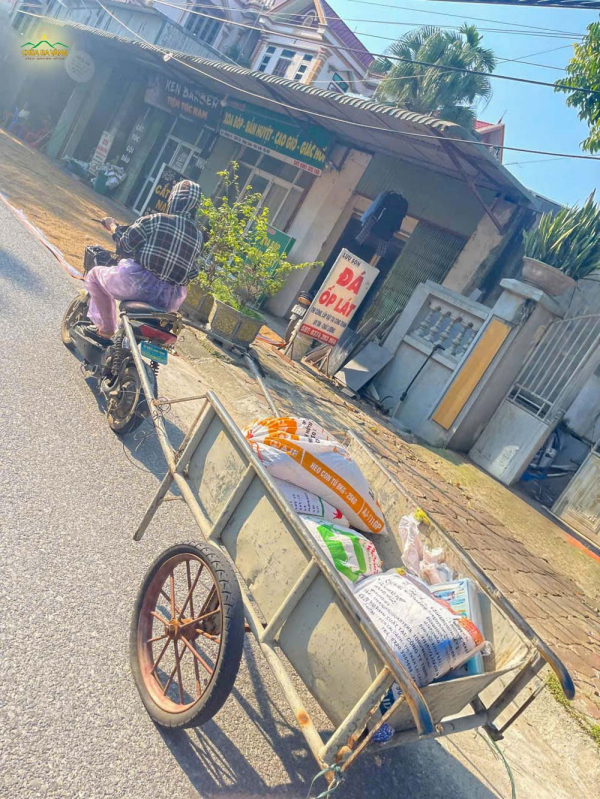 Thóc được đưa lên xe, tiếp tục chuyển về nơi khô ráo.