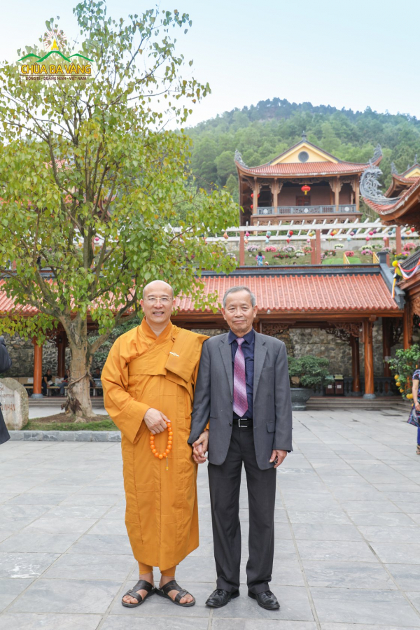 Sư Phụ chụp ảnh cùng ông Nguyễn Quang Vị - Thầy giáo chủ nhiệm khi Sư Phụ học tại lớp chuyên Toán trường THPT Chuyên Nguyễn Trãi (Hải Dương)