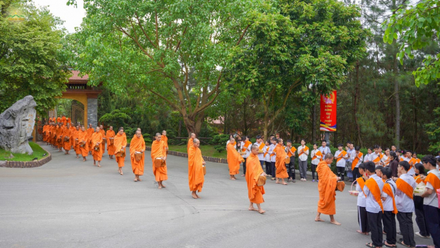 CLB La Hầu La - Con em Phật tử đặt bát cúng dường chư Tăng