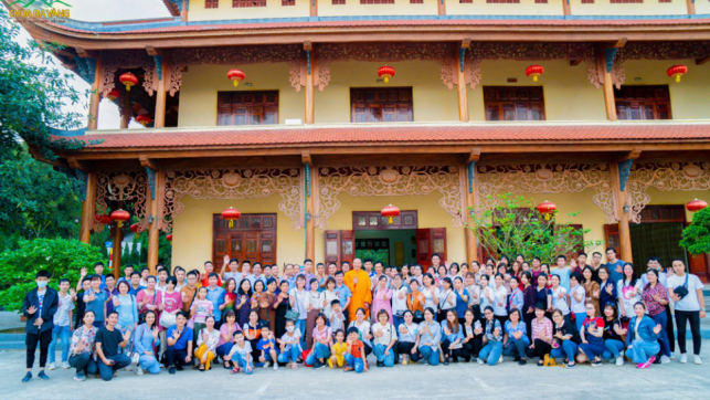 Chuyến thăm chùa Ba Vàng nhân mùa Phật đản của Tập đoàn Phúc Lộc