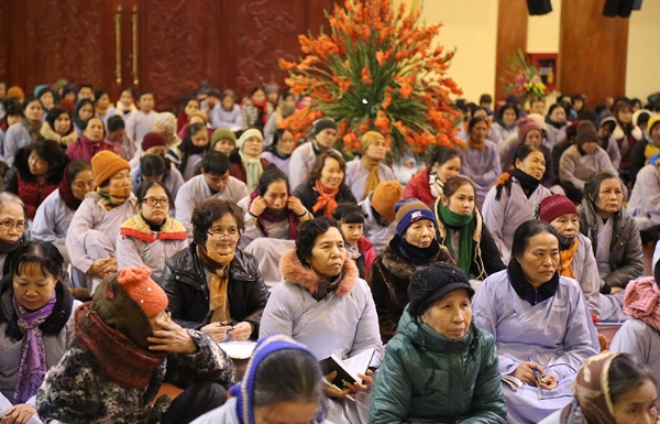 Phật tử về tham dự buổi thính Pháp cuối cùng của năm Ất Mùi trong tiết đông dưới 8 độ C