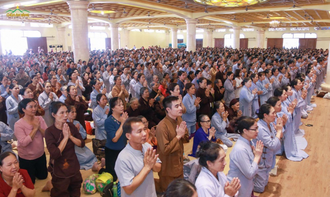 Buổi tu học Bát quan trai cuối tuần của hàng ngàn Phật tử chùa Ba Vàng