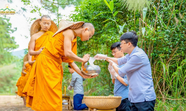 Sớt bát cúng dường chư Tăng thực hành hạnh đầu đà nhân ngày vía tôn giả Đại Ca Diếp