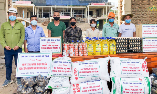 Phật tử chùa Ba Vàng ủng hộ nhu yếu phẩm cần thiết đến các công nhân đang cách ly tại huyện Yên Dũng, tỉnh Bắc Giang