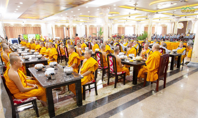 Cúng dường trai viên