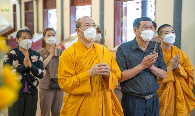 Trung tướng - Anh hùng Phạm Tuân trở lại thăm chùa Ba Vàng