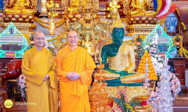 Trụ trì chùa Phật Tích cùng quý Phật tử tại Lào cúng dường Chùa Ba Vàng tôn tượng Phật ngọc báu