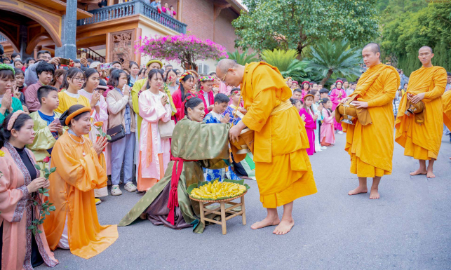 Kỷ niệm sinh nhật Phật hoàng Trần Nhân Tông - đông đảo nhân dân, Phật tử thập phương đặt bát cúng dường chư Tăng tu hạnh đầu đà