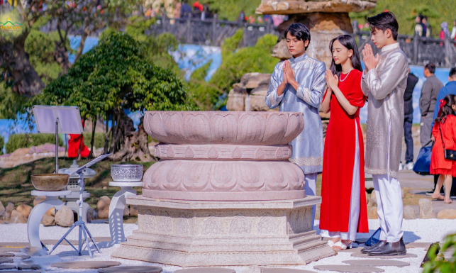 Khối đá tôn tượng bàn chân Phật - sự linh ứng từ tâm thành kính của vua A Dục