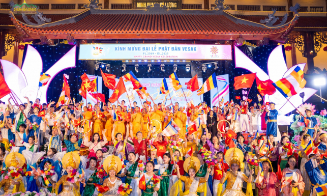 Chùa Ba Vàng rực rỡ sắc màu trong Đêm văn nghệ chào mừng Đại lễ Vesak 2025