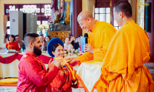 Cùng xây dựng mái ấm gia đình theo lời Phật dạy - niềm hạnh phúc của các đôi tân lang, tân nương tại lễ hằng thuận chùa Ba Vàng