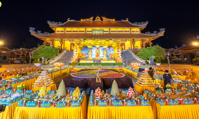 Hàng trăm đồ vật thực trong đàn chẩn tế gieo duyên Bồ Đề cho chúng sinh được bày trí đẹp mắt tại chùa Ba Vàng