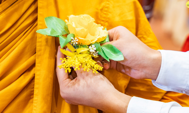Đại lễ Vu Lan 3 miền - Hoa hồng vàng cài áo chư Tăng - những người Thầy tiếp nối bản hoài chư Phật thực hành đại hiếu