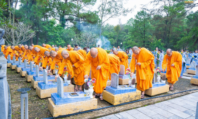 “Đời đời biết ơn các anh hùng liệt sĩ” - Sư Phụ, chư Tăng và các Phật tử viếng thăm Nghĩa trang liệt sĩ Quốc gia Trường Sơn