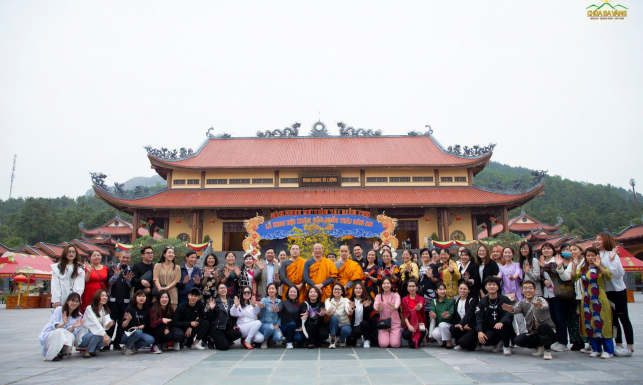 Chuyến thăm chùa Ba Vàng của Công ty Hoàng Dương và Công ty Cent Beauty