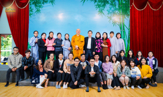 Đoàn Học viện Tài Chính lần đầu về thăm chùa Ba Vàng