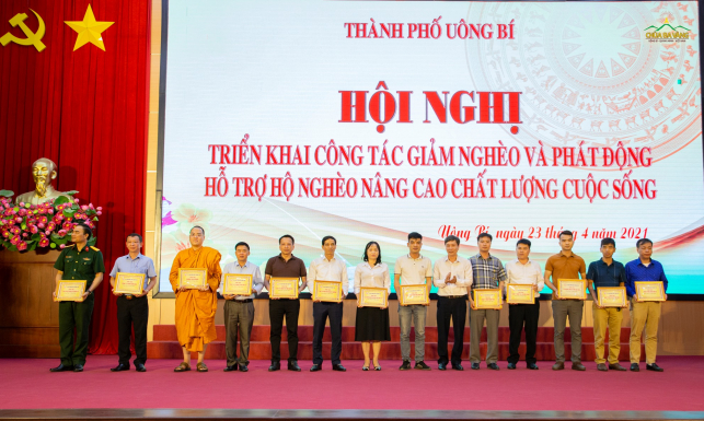 Chùa Ba Vàng chung tay hỗ trợ hộ nghèo trên địa bàn thành phố Uông Bí