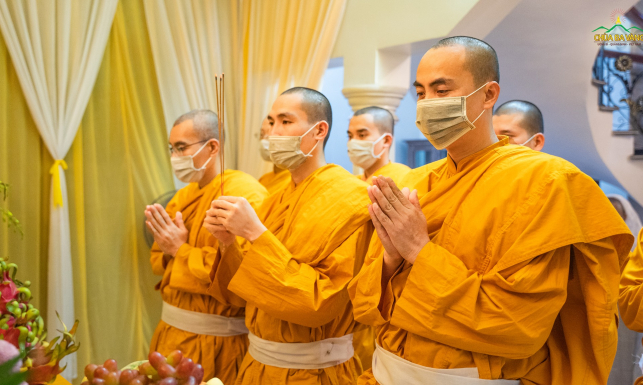 Chư Tăng chùa Ba Vàng tác lễ tang sự cho gia đình Phật tử