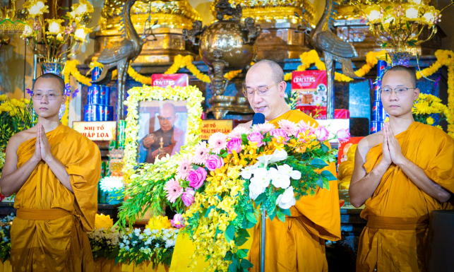 Chư Tăng Ni, Phật tử chùa Ba Vàng tụng kinh tưởng niệm giác linh Hòa thượng Thiền sư Thích Nhất Hạnh
