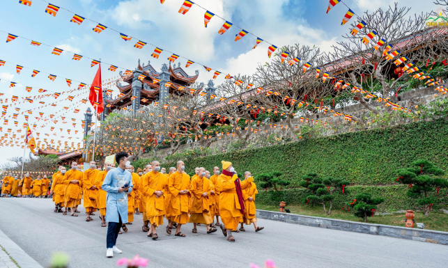 Hân hoan buổi du xuân ngày đầu năm của Sư Phụ cùng chư Tăng chùa Ba Vàng