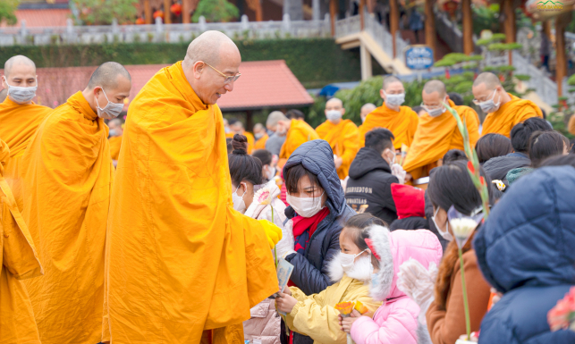 “Năm mới, được tự tay sớt bát cúng dường chư Tăng, đó là đại phúc đối với tôi…”
