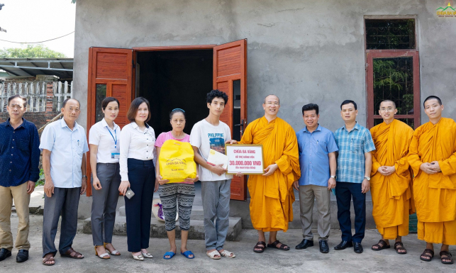 Chùa Ba Vàng trao tặng 60 triệu đồng - sẻ chia yêu thương đến 2 hộ nghèo của xã Thượng Yên Công, thành phố Uông Bí