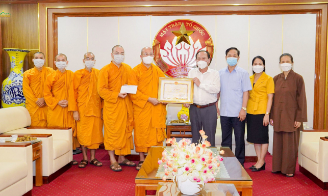 Chùa Ba Vàng nhận bằng khen của chủ tịch UBND tỉnh Bắc Giang - ghi nhận những đóng góp cho công tác phòng, chống dịch bệnh của tỉnh
