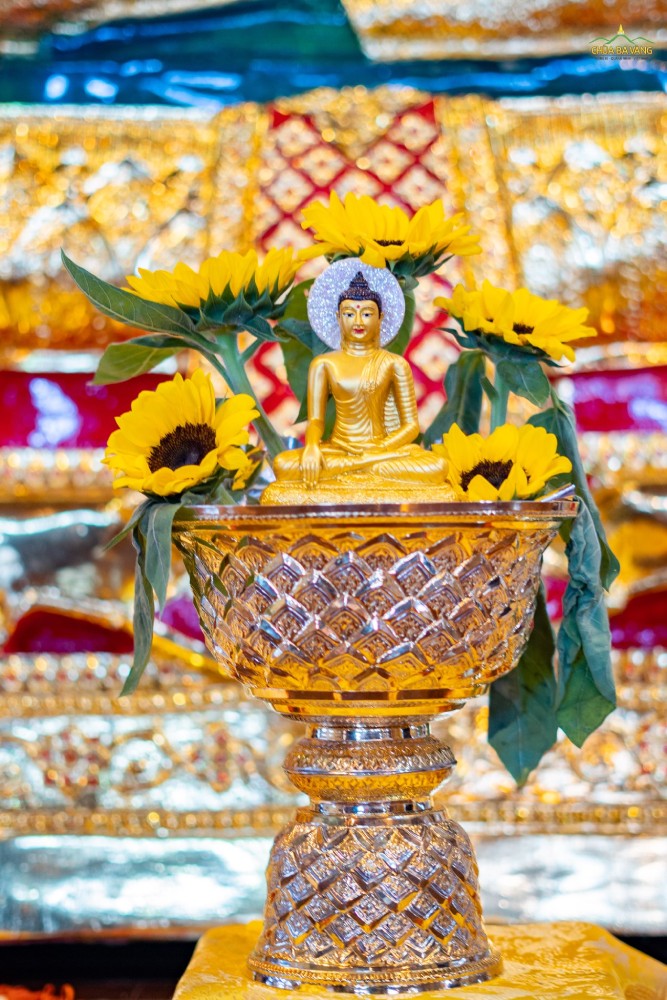 Thượng tọa Thích Minh Quang cùng các Phật tử Lào cúng dường tôn tượng Đức Phật Thích Ca Mâu Ni ngồi thiền