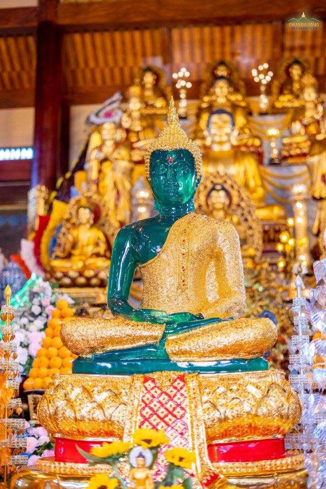 Tôn tượng Đức Phật Thích Ca Mâu Ni do Thượng tọa Thích Minh Quang cùng các Phật tử đất nước Lào cúng dường được an vị tại ban Tam Bảo chùa Ba Vàng