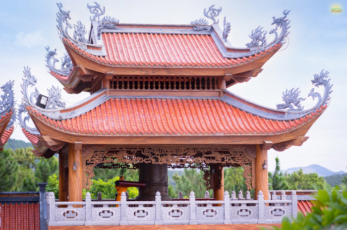 Chư Tăng chùa Ba Vàng đánh chuông tưởng niệm Hòa Thượng Thích Phổ Tuệ