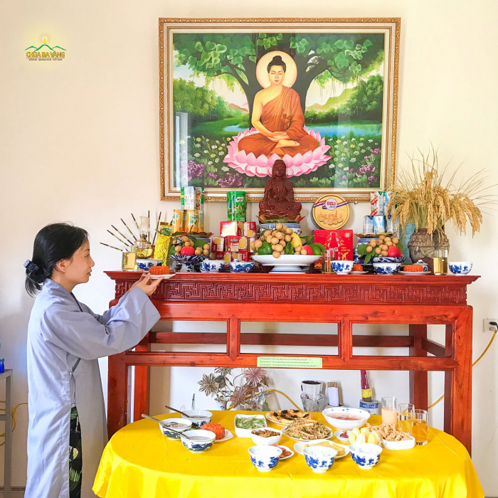 Phật tử chùa Ba Vàng cúng Rằm tháng Giêng tại nhà (ảnh minh họa)