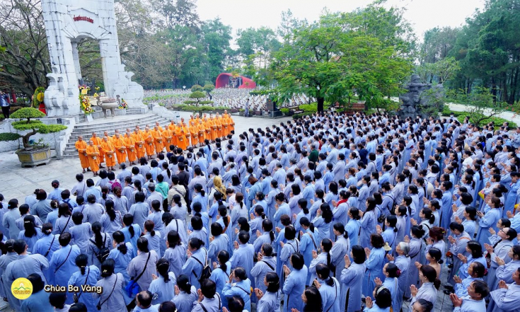 [Video] Đặt bát cúng dường chư Tăng tu hạnh đầu đà - hồi hướng phúc báu cho các anh linh anh hùng liệt sĩ