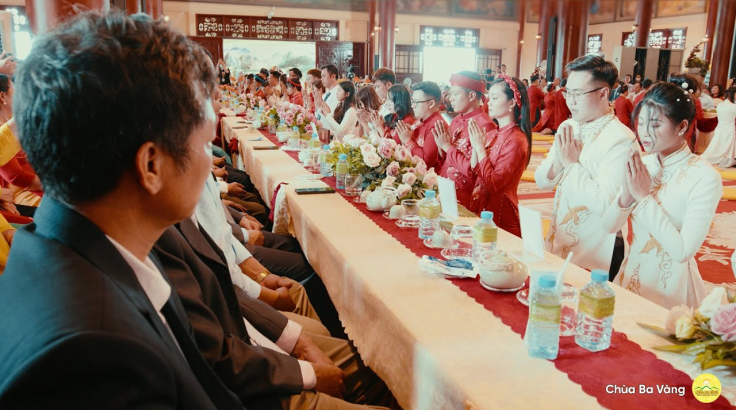 Xúc động lời tri ân, đảnh lễ tạ ân cha mẹ trong Lễ Hằng Thuận chùa Ba Vàng