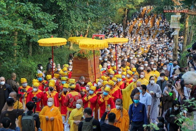 Hàng ngàn chư Tăng Ni, Phật tử thập phương cung tiễn kim quan Thiền sư Thích Nhất Hạnh